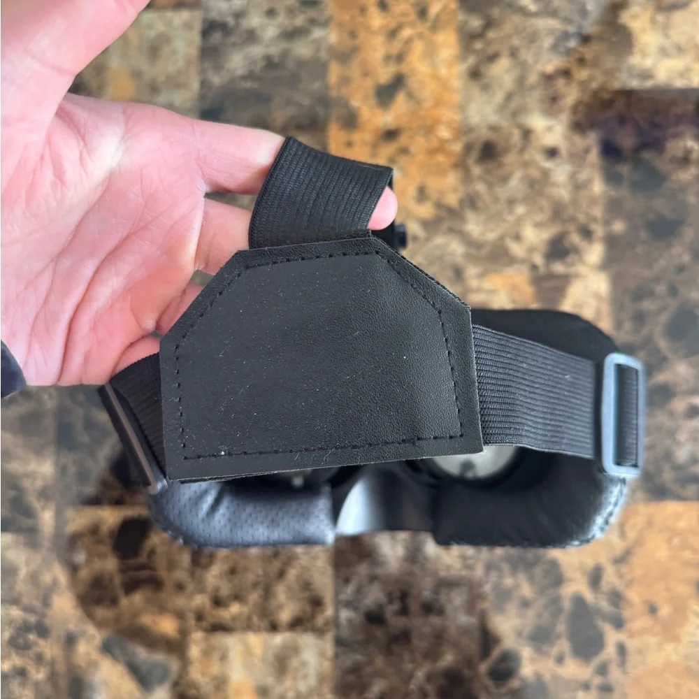 American Eagle #AEOSTYLE Mobile Phone Virtual Reality VR Headset b&w
